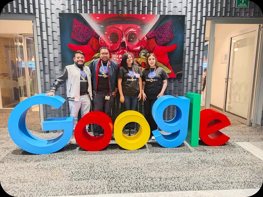 Equipo de EmprendeIA tras ganar el primer lugar del Hackathon UTEL + Google Cloud, frente al logotipo de Google